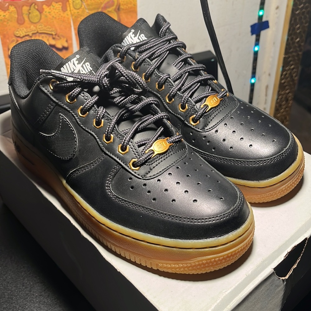 * Never Worn* Air Force 1 (GS) Black and Gum